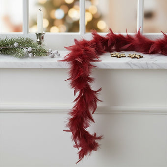 Ghirlandă decorativă din pene vișinii