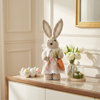 Iepuraș de Paște textil cu sacou alb și morcov 32cm