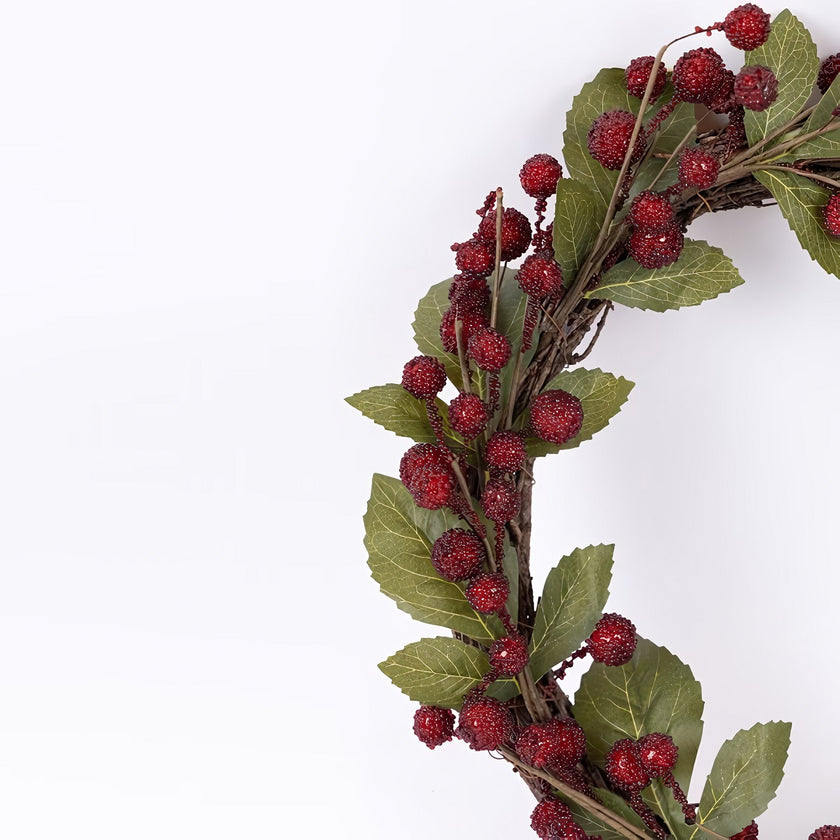 Coroniță decorativă de Crăciun cu bobițe roșii și frunze, 50cm