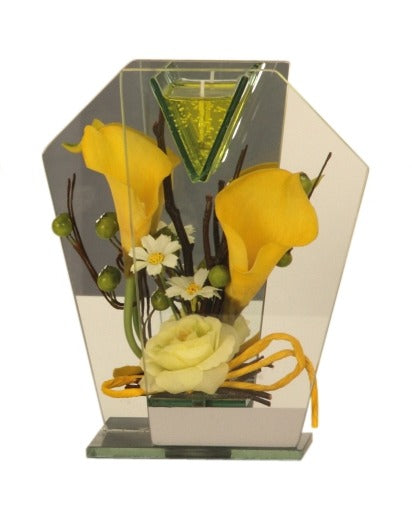 Aranjament floral din sticlă cu cală galbenă, lumânare și LED