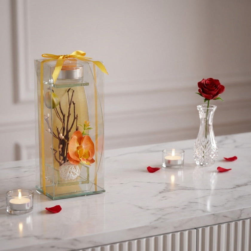 Aranjament floral cu orhidee galbenă în suport de sticlă cu lumânare