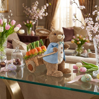 Iepuraș de Paște din paie cu cărucior și morcovi 38cm