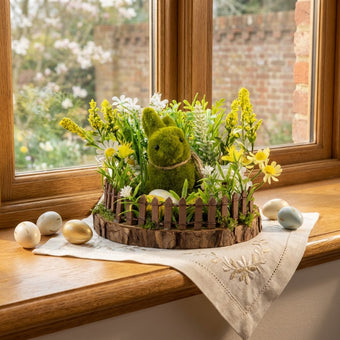 Aranjament de Paște cu iepuraș și ouă decorative