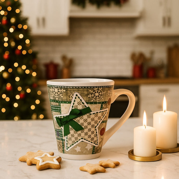 Cană de Crăciun cu stea și fundiță verde așezată pe un blat alb de bucătărie, lângă 3 fursecuri în formă de stea și 2 lumânări aprinse