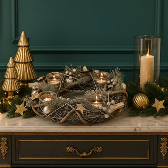 Coroniță Advent rustică cu suporturi pentru lumânări așezată pe un bufet verde cu blat de marmură, decorat de Crăciun