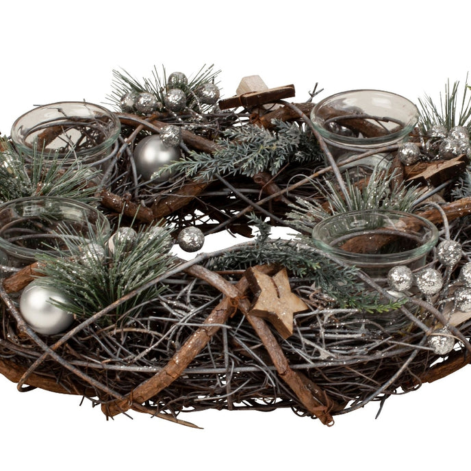 Coroniță Advent rustică cu suporturi pentru lumânări văzută din lateral