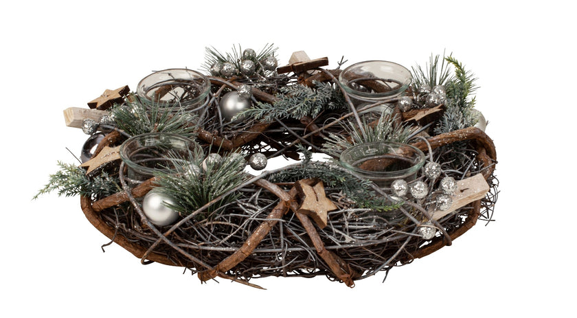 Coroniță Advent rustică cu suporturi pentru lumânări văzută din lateral