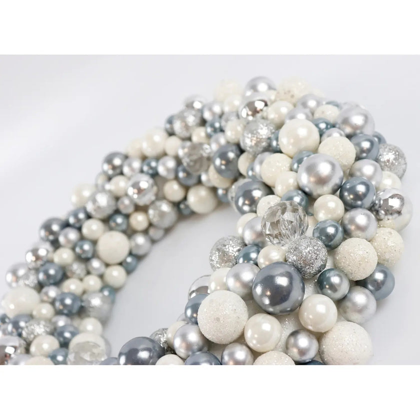 Coroniță de Crăciun cu globuri argintii și albe, vedere zoom