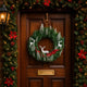 Coroniță de Crăciun, verde cu brazi ninși și reni agățată pe o ușă de intrare, maro, decorată de Crăciun