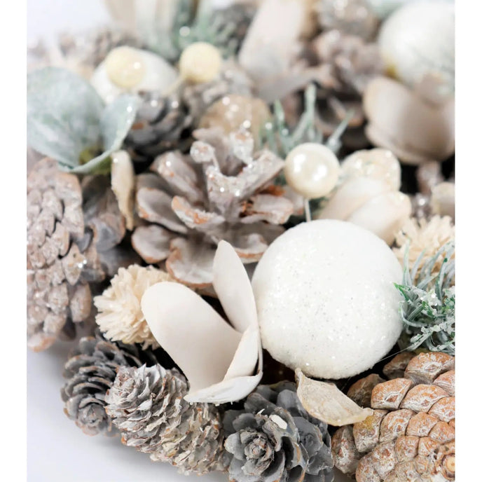 Coroniță de Crăciun cu conuri de brad și globuri albe, vedere zoom