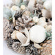 Coroniță de Crăciun cu conuri de brad și globuri albe, vedere zoom