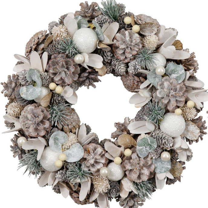 Coroniță de Crăciun cu conuri de brad și globuri albe