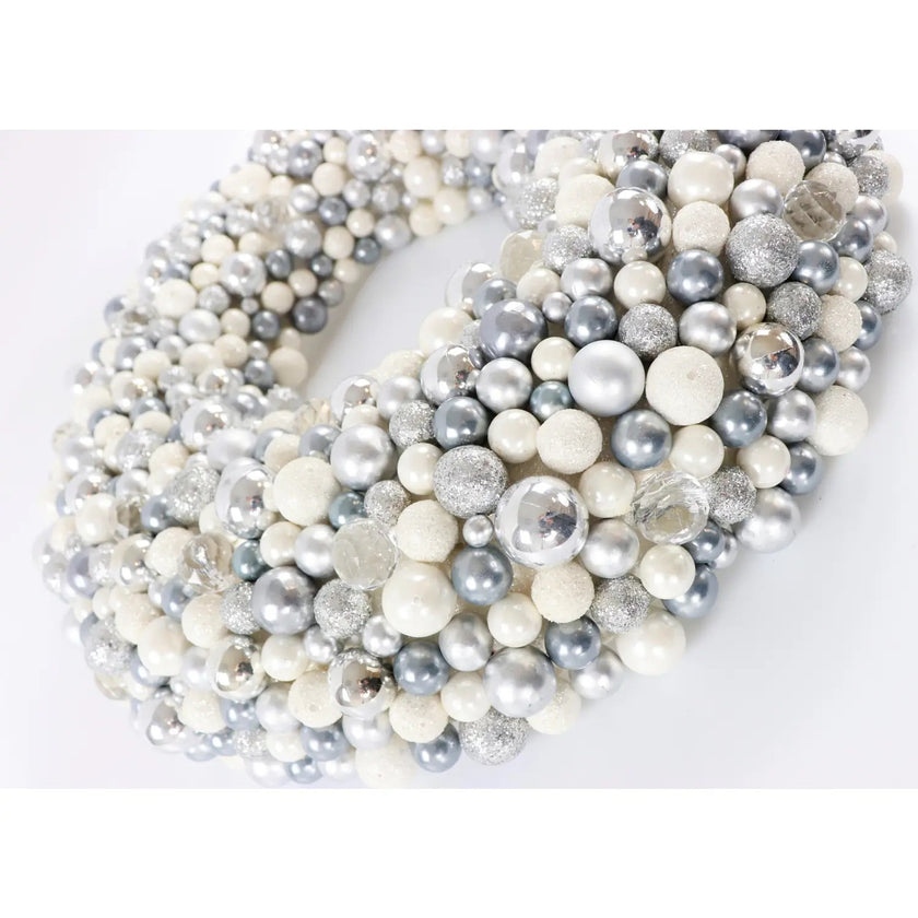 Coroniță de Crăciun cu globuri argintii și albe, vedere zoom