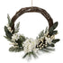 Coroniță Advent rustică cu flori albe și frunze verzi
