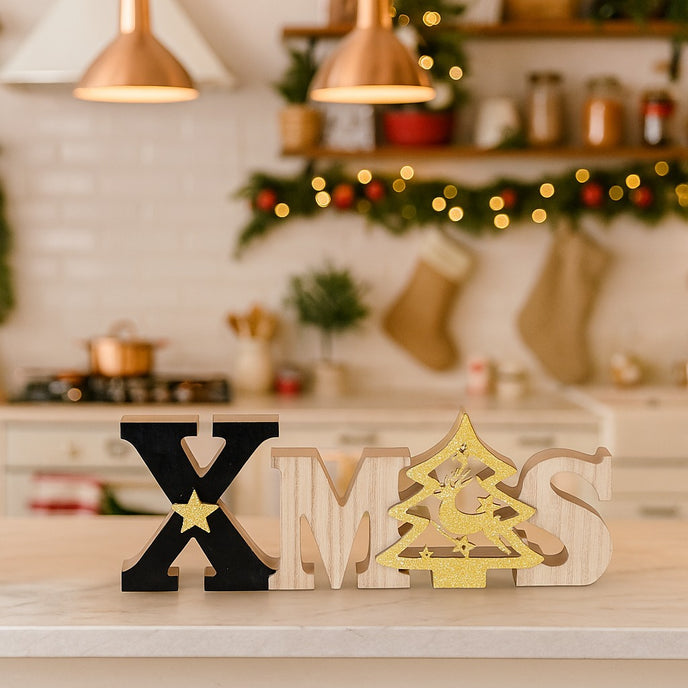 Decorațiune de Crăciun XMAS din lemn cu brad auriu și ren așezată pe un blat de bucătărie decorată de Crăciun