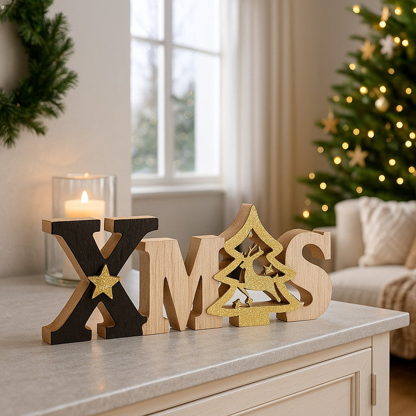 Decorațiune de Crăciun XMAS din lemn cu brad auriu și ren așezată pe un bufet din lemn, alb, decorat de Crăciun