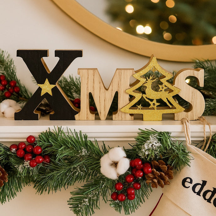 Decorațiune de Crăciun XMAS din lemn cu brad auriu și ren așezată pe o manta albă  de șemineu, decorat de Crăciun