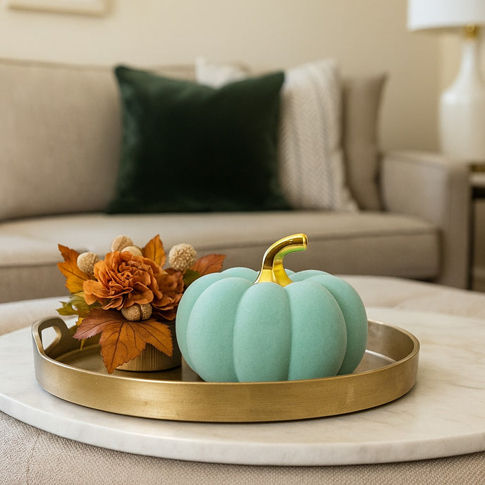 Dovleac decorativ din catifea, verde cu auriu, așezat pe metalică, aurie decorată de toamnă