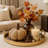 Dovleac decorativ din material textile, croșetat, de culoare maro, așezat pe o tavă aurie decorată de toamnă