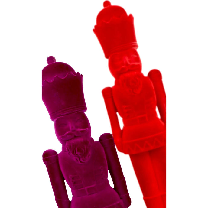 Figurină spărgător de nuci roșu catifelat vazut din prim plan