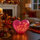 Inimă decorativă din sticlă de culoare roz, cu lumină led, așezată pe festivă, decorată de toamnă