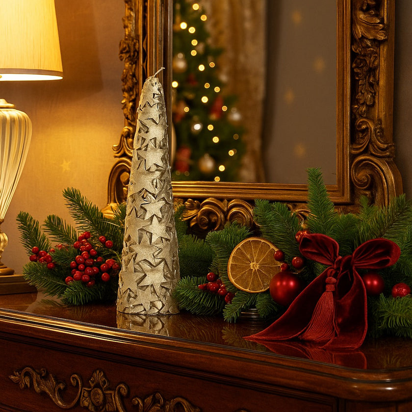 Lumânare în formă de brad auriu cu stele și sclipici așezată pe un bufet de lemn, decorat de Crăciun