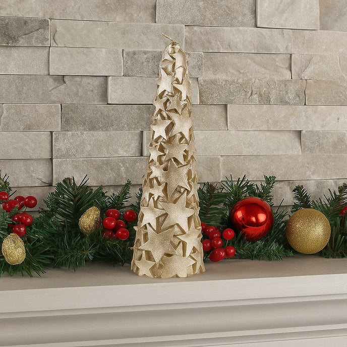 Lumânare în formă de brad auriu cu stele și sclipici așezată pe o mata de șemineu decorată de Crăciun
