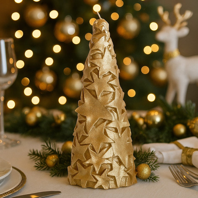 Lumânare în formă de brad auriu cu stele și sclipici așezată pe o masă festivă împodobită de Crăciun