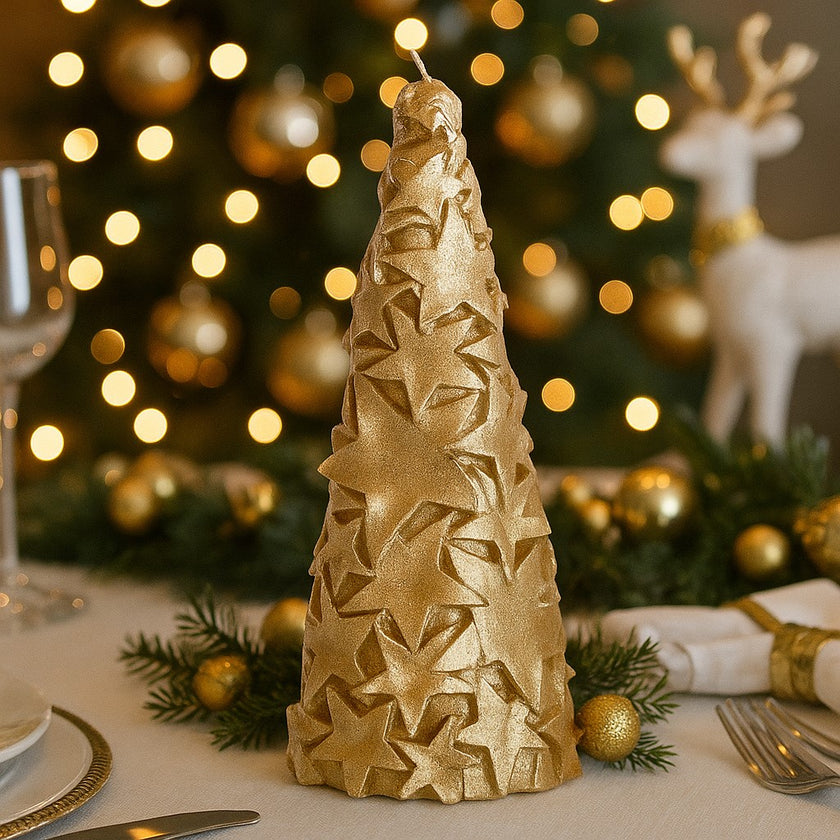 Lumânare în formă de brad auriu cu stele și sclipici așezată pe o masă festivă împodobită de Crăciun