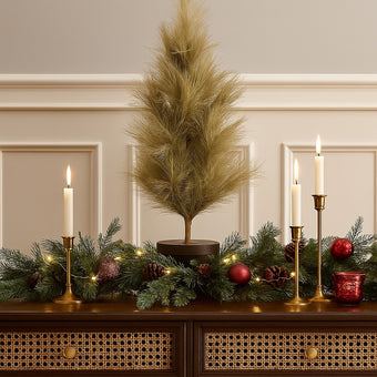 Mini brad artificial decorative așezat pe un bufet din lemn maro, decorat de Crăciun