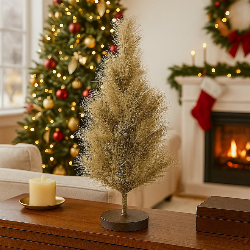 Mini brad artificial decorative așezat pe un bufet din lemn, într-un living decorat de Crăciun