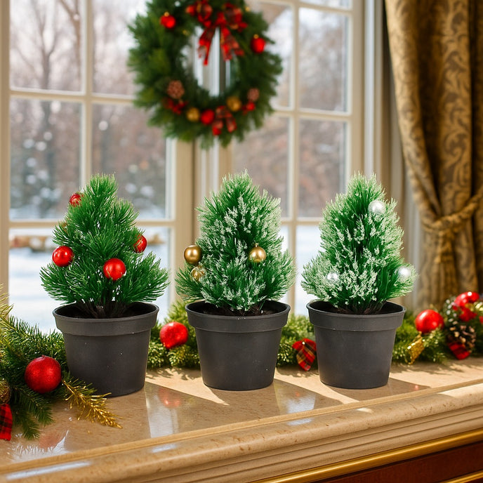 Set 3 brazi decorativi cu globuri, în ghiveci negru, așezate pe un pervaz de marmură maro, decorat de Crăciun