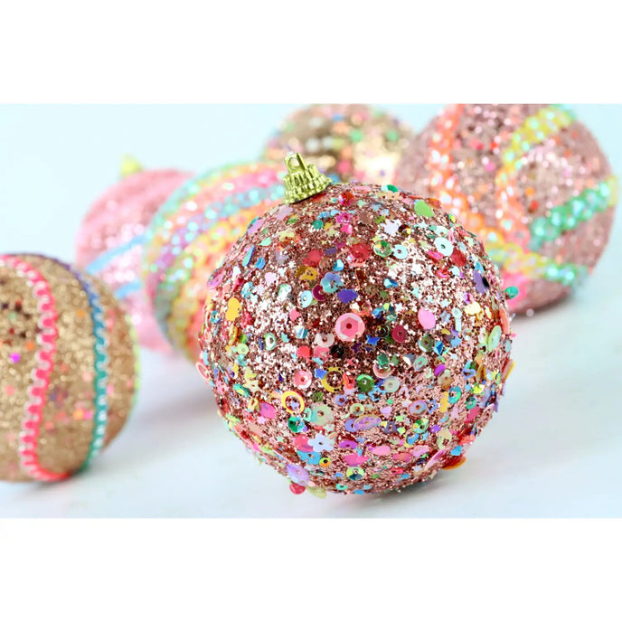 Set globuri de Crăciun, colorate cu paiete și sclipici, vedere zoom