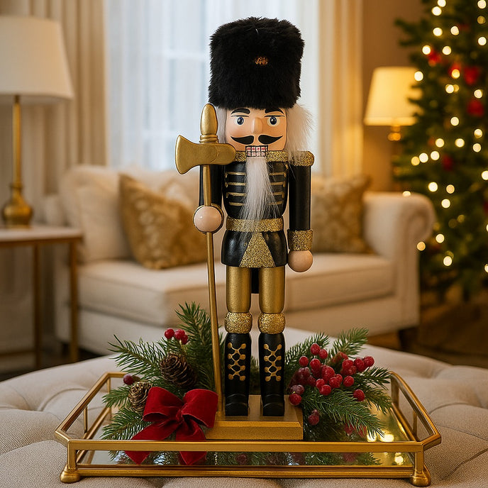 Spărgător de nuci cu căciulă de blană, negru cu auriu așezat pe o tavă aurie decorată de Crăciun. Tava este așezată pe un otoman, în living room