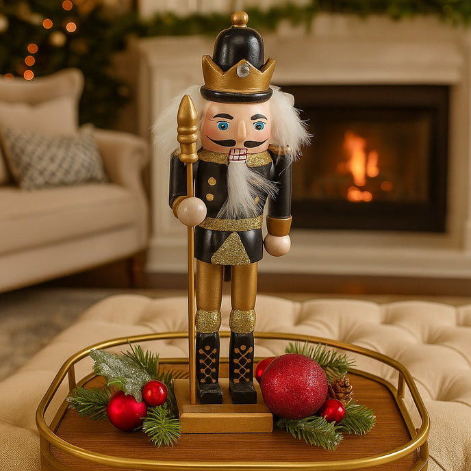 Spărgător de nuci cu coroană, negru cu auriu așezat pe o tavă de lemn, decorată de Crăciun. Tava este pe un otoman în living room 