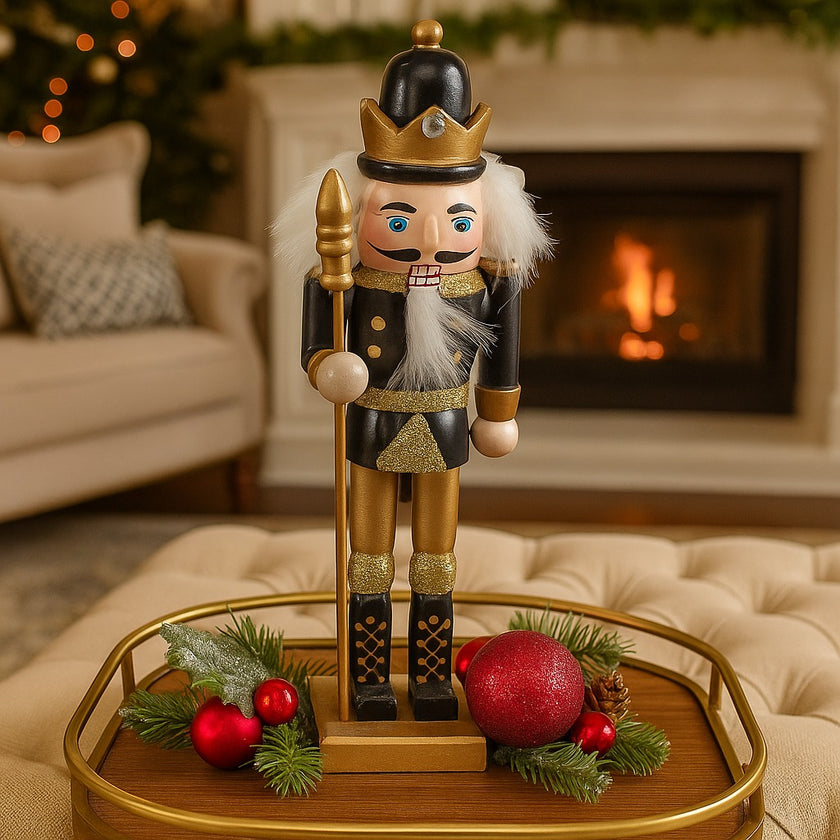 Spărgător de nuci cu coroană, negru cu auriu așezat pe o tavă de lemn, decorată de Crăciun. Tava este pe un otoman în living room 