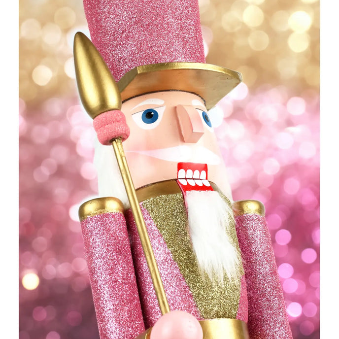 Spărgător de nuci roz cu sclipici și sceptru auriu din prim plan