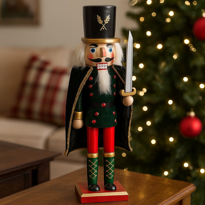 Spărgător de nuci decorativ cu sabie și mantie neagră așezat pe un bufet din lemn maro, cu un brad decorat de Crăciun în spate