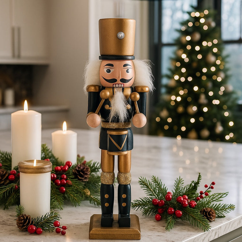 Spărgător de nuci toboșar negru cu auriu așezat pe un blat alb de bucătărie, decorată de Crăciun