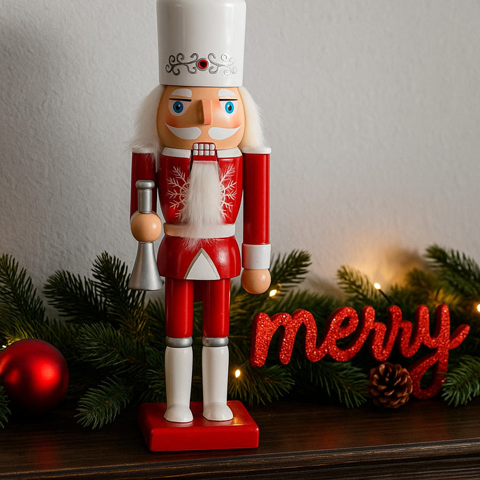 Spărgător de nuci cu trompetă alb și roșu așezat pe un bufet maro din lemn, decorat de Crăciun