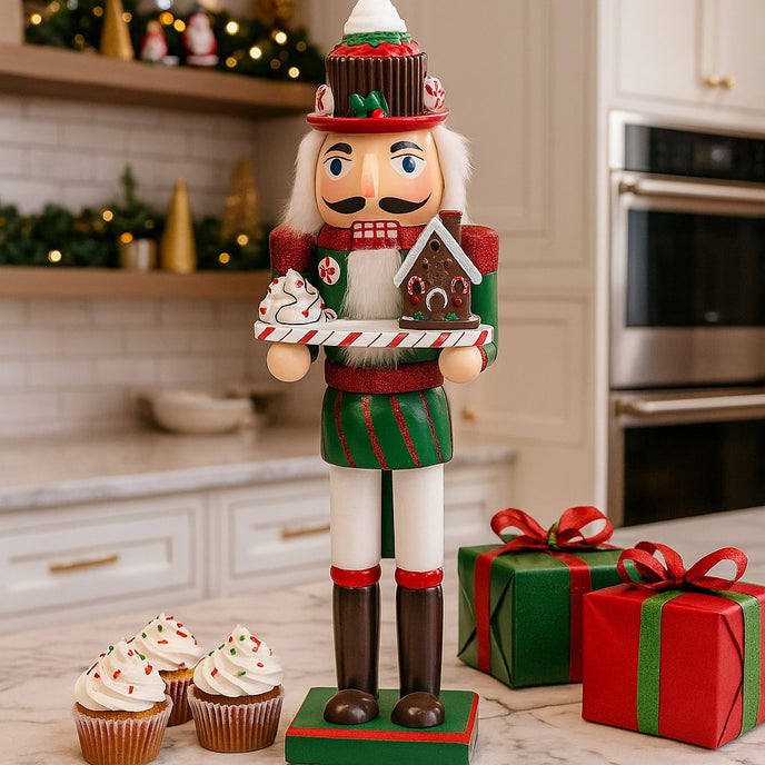 Spărgător de nuci decorativ cu căsuță de turtă dulce și frișcă așezat pe un blat de bucătărie cu cadouri și cupcakes 