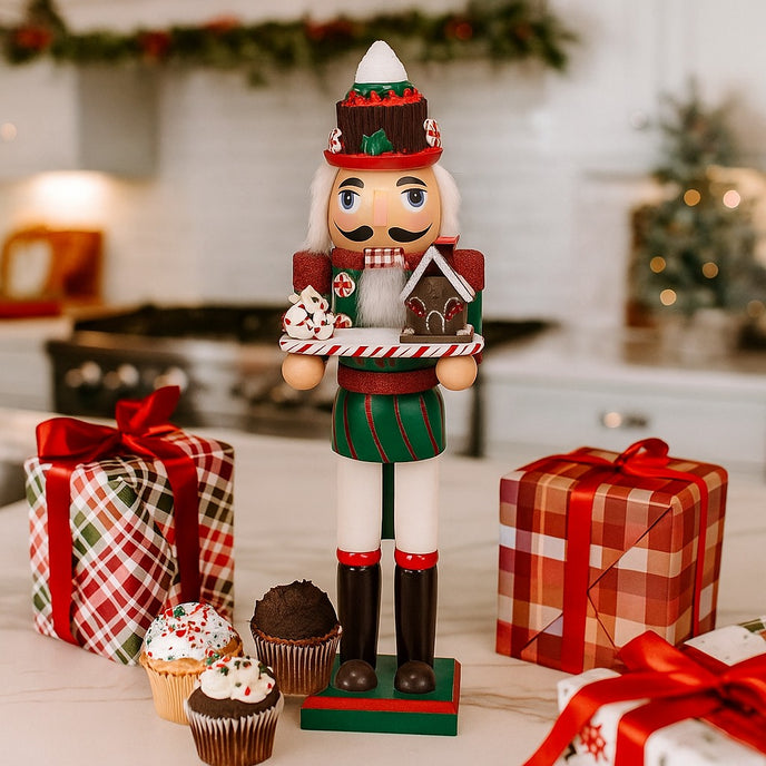 Spărgător de nuci decorativ cu căsuță de turtă dulce și frișcă așezat pe un blat de bucătarie decorată de Crăciun