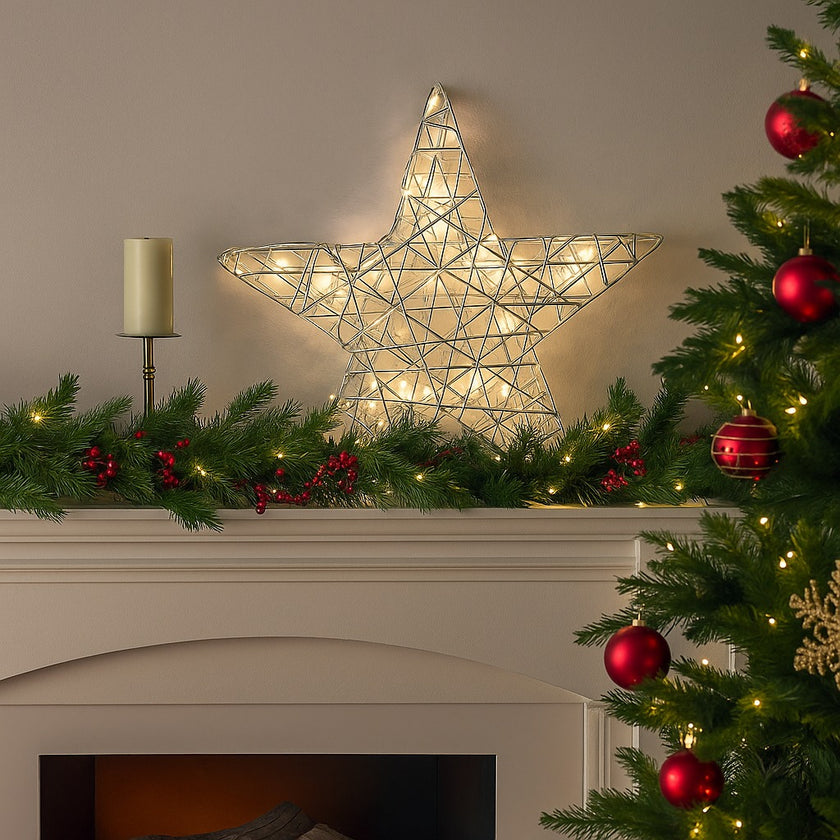 Stea decorativă argintie cu leduri aprinse, așezată pe mantaua șemineului, decorat de Crăciun