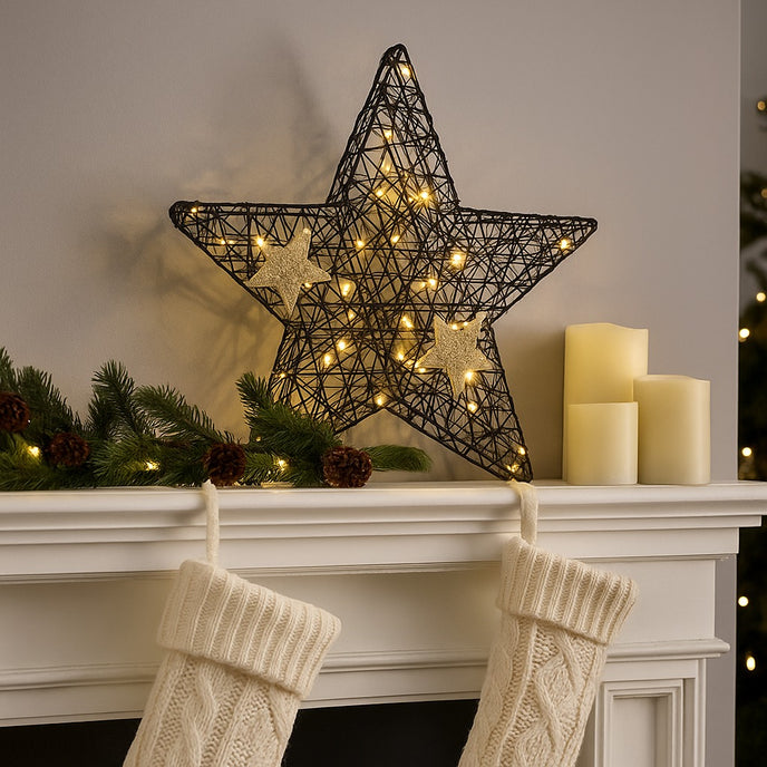 Stea decorativă neagră cu leduri aprinse, așezată pe mantaua șemineului, decorat de Crăciun