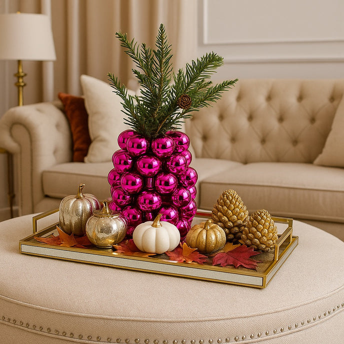 Vază decorativă roz lucios, cu model în formă de bubble și un buchet de flori în ea, așezată pe o tavă aurie, decorată de toamnă