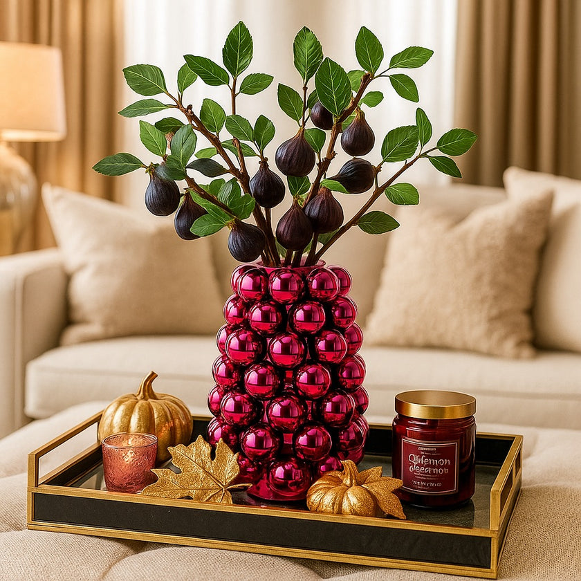 Vază decorativă roz lucios, cu model în formă de bubble și un buchet de flori în ea, așezată pe o tavă negru cu auriu, decorată de toamnă